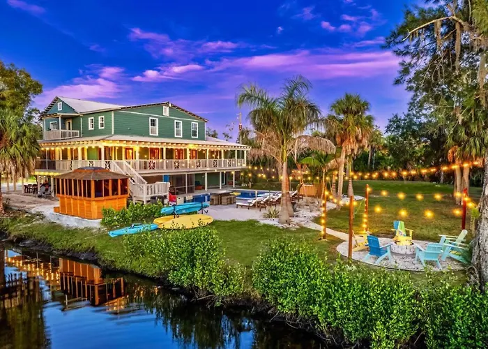 No 1 Largest Tampa Private Compound, 11Br Sleeps 40 Villa