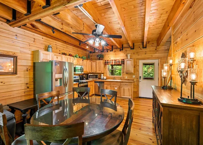 Keaton'S Wild Animal Cabin Pigeon Forge