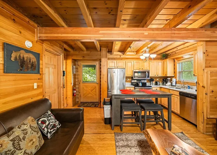 Alpenhaus Cozy Log Cabin - 2 Bedrooms, Hot Tub, Amazing Location! Pigeon Forge
