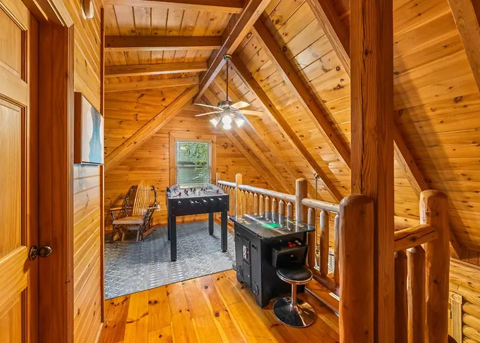 Alpenhaus Cozy Log Cabin - 2 Bedrooms, Hot Tub, Amazing Location! Pigeon Forge
