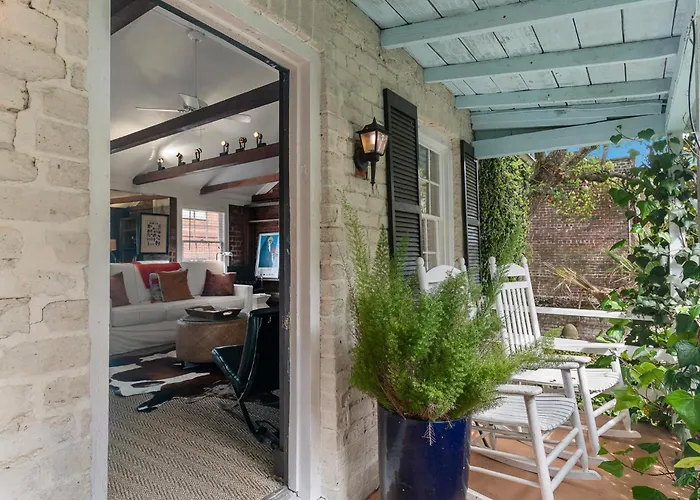 16 E Jones Carriage House Villa Savannah