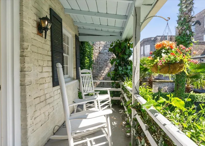 16 E Jones Carriage House Villa Savannah
