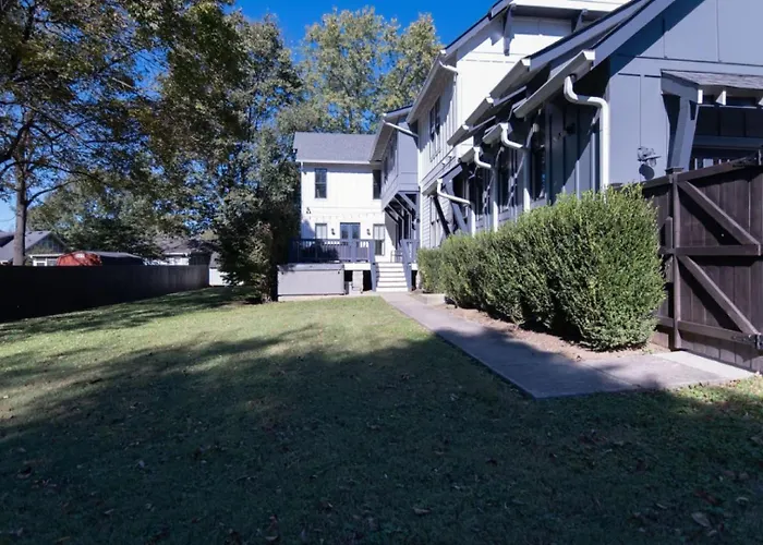 Minutes To Downtown Huge Outdoor Deck Hot Tub Villa Nashville