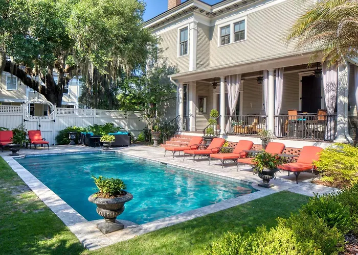 Estill Manor- Luxurious Savannah Estate With Pool & Garden - Sleeps 12
