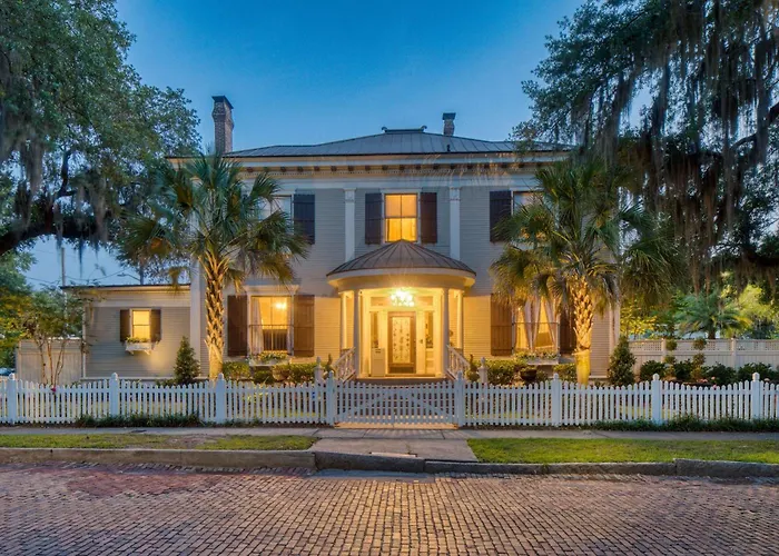 Estill Manor- Luxurious Savannah Estate With Pool & Garden - Sleeps 12