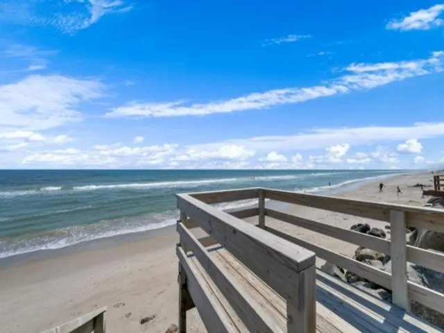 A Shore Thing 1 - Oceanfront And Dog Friendly! Private Beach Access! Townhouse Carolina Beach