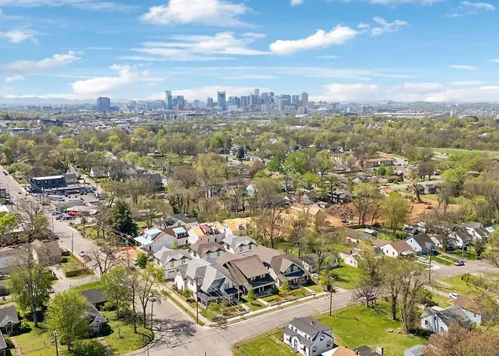 Stylish East Nash Retreat, Walk To Local Favorites, Sleep 10 With Smart Tvs, Workspace & Fast Wifi, Attached Garage & Full Kitchen, Walk To Mas Tacos, Drive 10 Min To Downtown Broadway, 24 Hr Hospitality Nashville