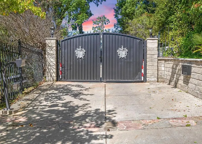 Private 5 Bedroom 6 Bathroom Encino Estate With Pool And Jacuzzi Los Angeles