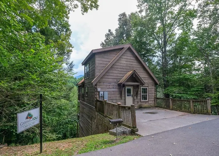 Gatlinburg Secret Splash - Private Indoor Pool, Outdoor Hot Tub, Jetted Tub + Game Room