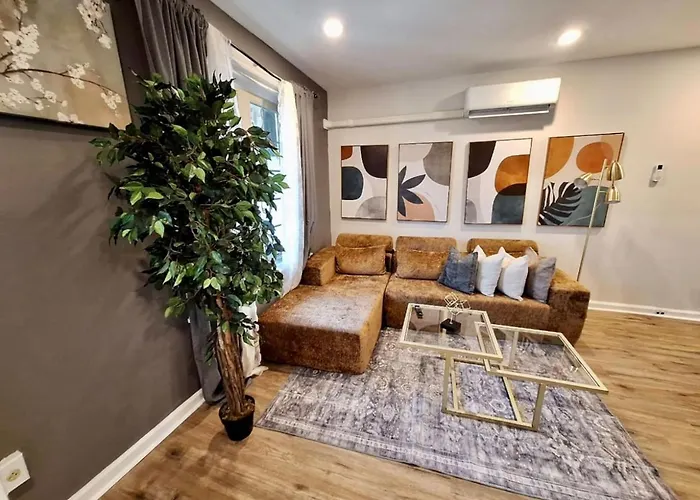 Bi-Level 3 Bedroom Plus Finished Basement That Sleeps 12 Philadelphia