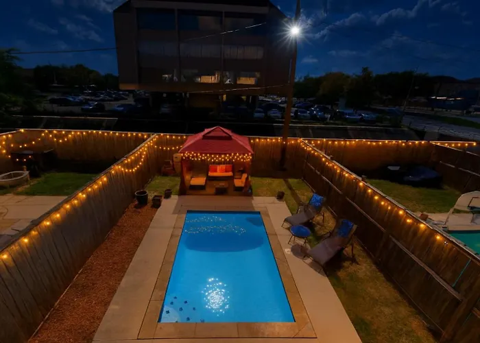 Stylish Home Private Pool, King Bed & Garage Houston