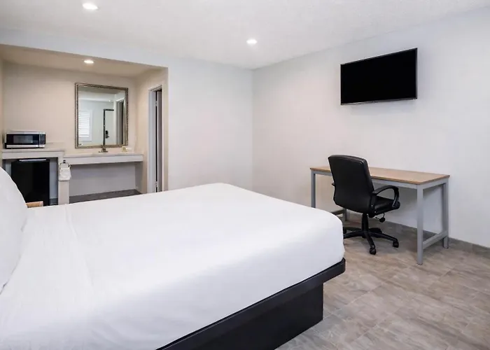Super 8 By Wyndham Bakersfield Ca Near Airport Villa