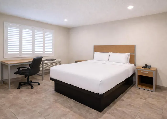 Super 8 By Wyndham Bakersfield Ca Near Airport Villa
