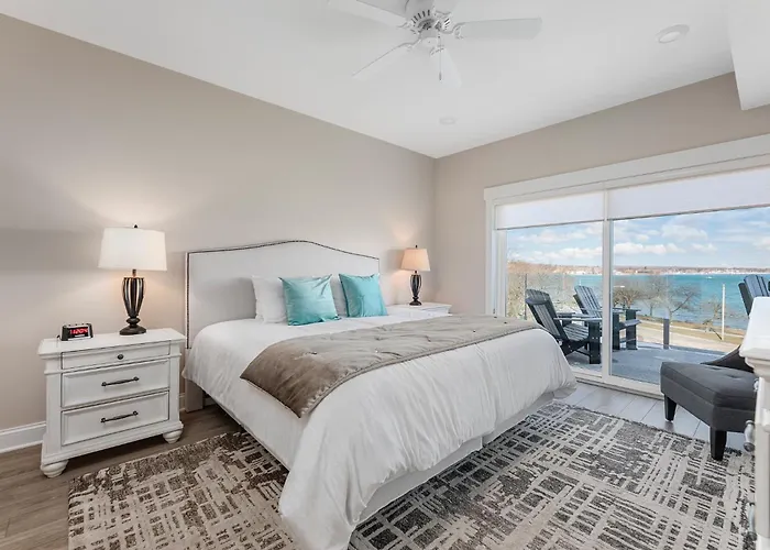 539 Bay St ⁀➷ 3Bdr Lake View Penthouse Condo On West Bay ➠ 401W Traverse City